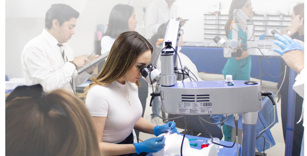 Equipo oftalmológico en uso